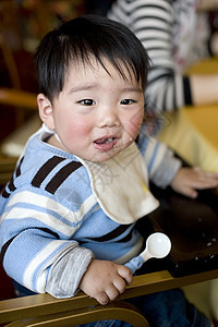 进食婴儿食物摄影肩膀几个月后代孩子男生童年勺子图片