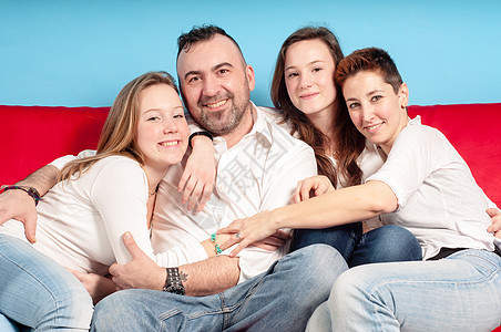幸福的家庭在沙发上白色男生青少年牛仔裤女儿感情女性女士快乐孩子们图片