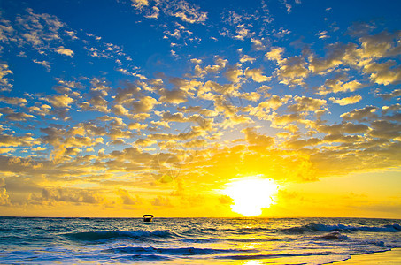 日落在海面上太阳橙子阳光日光天空天气地平线海洋蓝色波浪图片