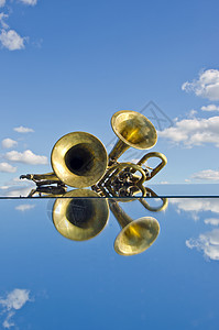 镜子上的音乐黄铜风乐器图片