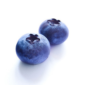 白色背景上孤立的新鲜蓝莓群落图片