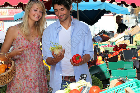 购买蔬菜的夫妇男人花朵蓝框水果男生马毛遮阳伞女人金发女郎情侣图片