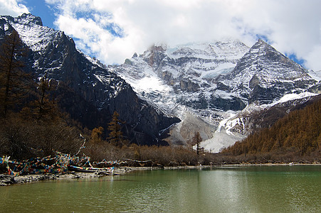雪山和湖泊风景旅行池塘佛教徒森林季节旗帜高度场景天空图片
