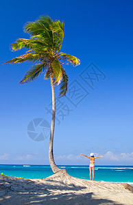 女人在沙滩上放松珊瑚享受海景热带旅游海滩海洋棕榈季节成人图片