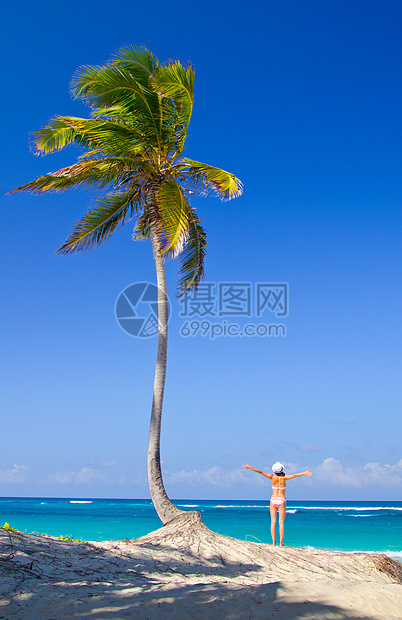 女人在沙滩上放松珊瑚享受海景热带旅游海滩海洋棕榈季节成人图片