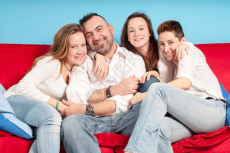 幸福的家庭在沙发上女性乐趣男生牛仔裤儿子母亲青少年白色孩子们快乐图片