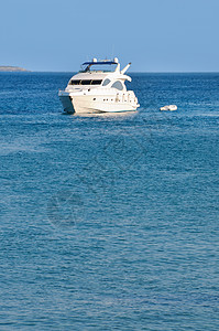海上豪华机动游艇血管塑料白色汽艇财富旅行地平线运动快艇海洋图片