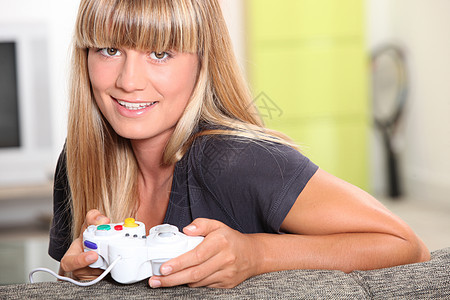 女孩玩电脑游戏安慰社会闲暇灰色时间青少年沙发休息电子游戏电视图片
