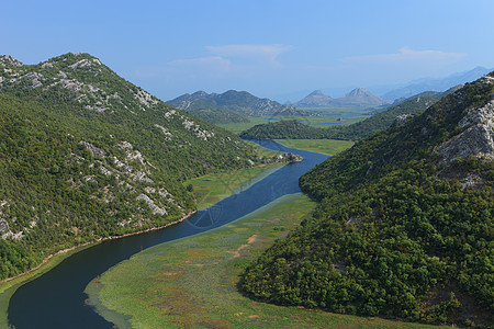 河流生态河流和山山环境绿色天空地平线石头生态风景森林爬坡蓝色背景