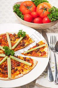 土耳其牛肉比萨饼 黄瓜在上面三角形营养美食小吃食物面包饮食照片香菜图片