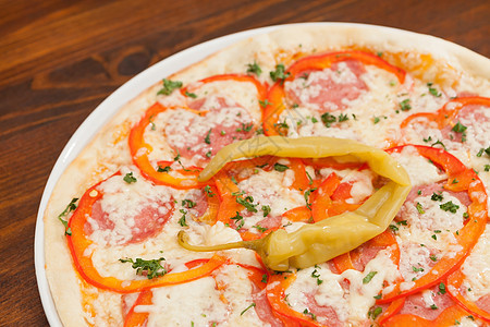 披萨和胡椒洋葱面团食物蔬菜辣椒美食香肠火腿育肥午餐图片