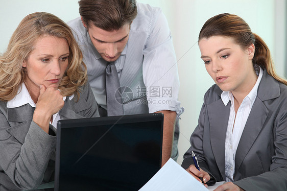 配备膝上型计算机的行政首长笔记本小组同事商业团体男人女性办公室合作者伙伴图片