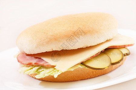 美味三明治洋葱黄瓜火腿派对食物包子小吃盘子图片