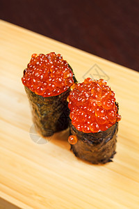 有鱼子酱的寿司美食海鲜乌贼饮食木板酒吧食物餐厅图片