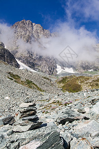 意大利阿尔卑斯山上的路径符号岩石远足顶峰绿色风景旅游指针天空高山旅行图片