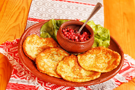 土豆煎饼加红莓酱土豆美食烹饪食物油炸油条圆形棕色午餐煎饼图片