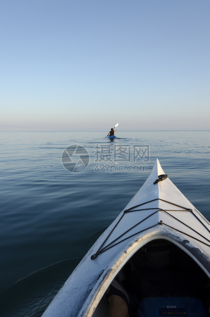 安大略湖上的Kayaks图片