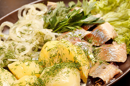 配土豆的马特吉斯鲱鱼海鱼洋葱食物美味酒吧小吃盘子芳香产品图片