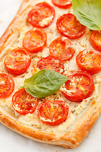 配西红柿和黄色美食蔬菜馅饼焦点红色绿色午餐食物奶油图片