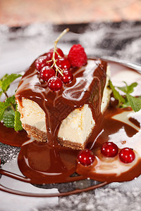 巧克力芝士蛋糕和浆果覆盆子盘子甜点餐厅奢华酸浆卷发焦糖蛋糕烹饪图片