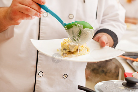厨师工作油炸平底锅蔬菜草本植物男人服务勺子餐厅厨房职业图片