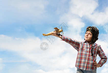 戴头盔飞行员的男孩玩玩具飞机童年航班旅行空气传单孩子航空眼镜空军乐趣图片