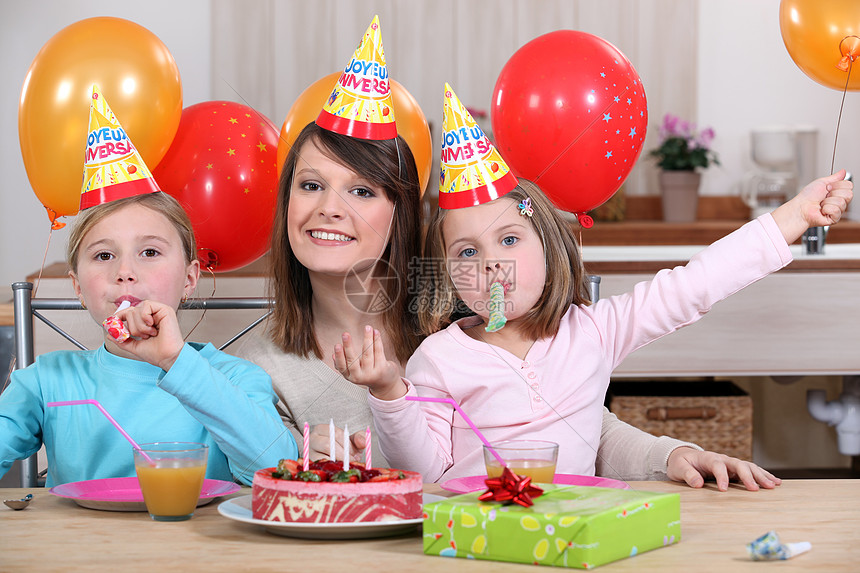 孩子生日晚会派对蛋糕家庭孩子们团体女孩姐妹甜点母亲快乐图片