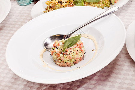 配有鳄梨的沙拉食物勺子派对美食盘子熟食午餐胡椒国王烹饪图片