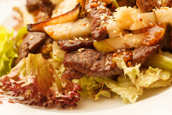 有蔬菜的牛肉芝麻熟食红肉食物状态炒锅美食健康饮食食用菌图片