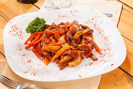 肉类和蔬菜炖菜香菜顽固派香料服务胡椒猪肉辣椒红色平底锅图片