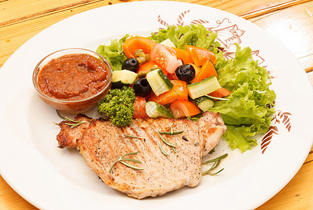 带蔬菜的鸡鸡迷迭香黄瓜草药盘子食物香料禽肉沙拉美食胡椒图片