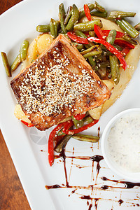 带蔬菜的鱼牛排土豆香料食物饮食干杯海鲜草本植物晚餐鱼片餐厅图片