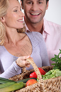 一对夫妇笑 蔬菜篮子图片