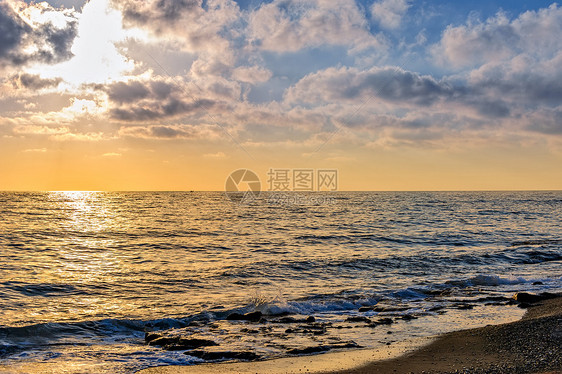 日落在海面上支撑海岸线海岸季节卵石阳光海景石头海滩旅行图片