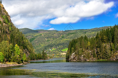 挪威的宽山河图片