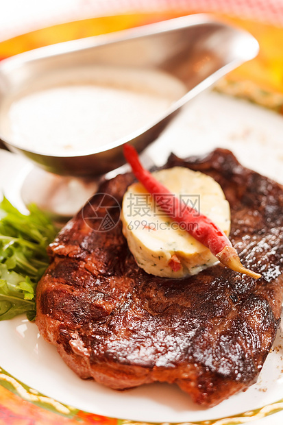 牛肉牛排加黄油油炸蔬菜辣椒食物酒精盘子课程牛肉酒吧奢华图片