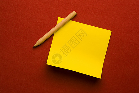 在红色背景上孤立的粘贴板空白笔记本木板笔记软垫阴影胶水备忘录广告牌办公室图片