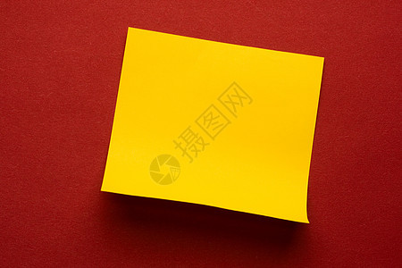 在红色背景上孤立的粘贴板胶水回忆黄色文档正方形阴影写作软垫邮政笔记本图片