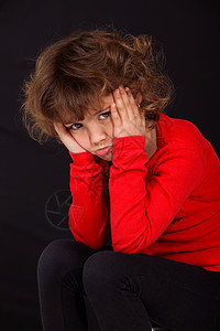 愤怒的女孩忧郁飞机孩子们展示红色球衣刘海黑色童年眉头图片