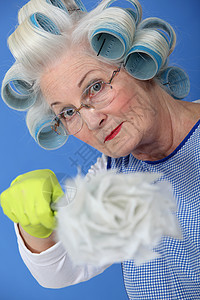 配有羽毛散青器的女人休息看门人打扫家庭吉他劳动女性扫帚工作橡皮图片