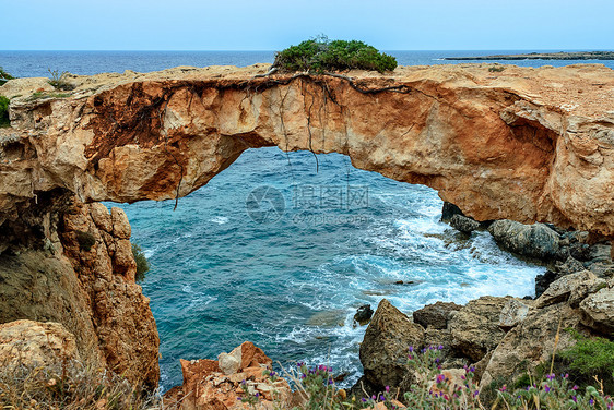 海岸线上空的石形拱门水平旅行支撑海洋波浪海景悬崖海岸线岩石海浪图片
