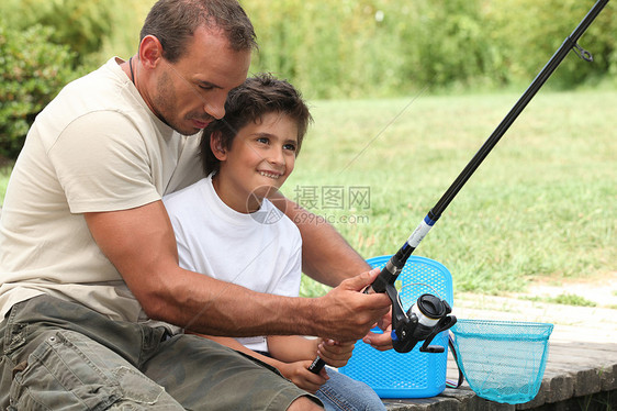 父亲和儿子捕鱼爱好时间红色孩子投掷裤子男人生活渔夫闲暇图片