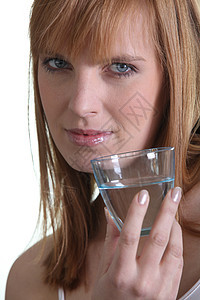展示一杯水的女人图片