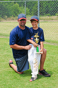 父亲和儿子的奖杯棒球运动员图片