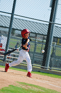 小小联盟球员挥棒球衣运动员青年玩家棒球男性季节头盔跑步游戏图片