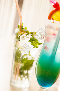 酒吧里鸡尾酒牛奶橙子液体稻草红色蓝色水果饮料绿色玻璃图片