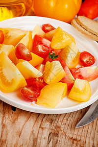 新鲜番茄沙拉饮食收成作品沙拉维生素美食蔬菜盘子瓶子营养图片