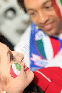 意大利足球支持者团队女孩运动女士女性庆典国家手臂手势笑脸图片