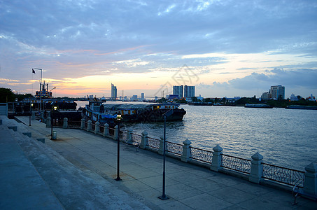 曼谷Chaoporaya河日落图片