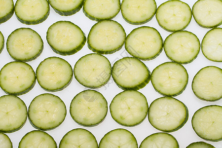 白色背景上孤立的新鲜切片黄瓜午餐果皮厨房纤维营养食物水果种子蔬菜皮肤图片